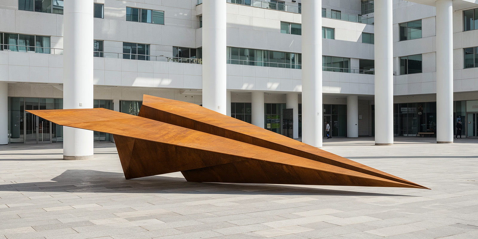 Large-scale sculptures for city landscapes.